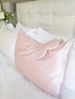 Sylke The Label Mulberry Silk Pillowcase -FOREVER YOUR LINGERIE SylketheLabelPillowcaseBlushSLKPProductInABed